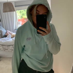 Hoodie - En fin hoodie i bra skixka, endast använd högst 3 ggr.