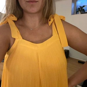 Topp från SAMSØE  - Super fin senapsgul topp från samsøe samsøe. Går att justera i axlarna genom att knyta! Tröjan är i storlek L men passar mig perfekt som är i S/M eftersom det går att knyta åt den!💛🧡 frakt 44 kr