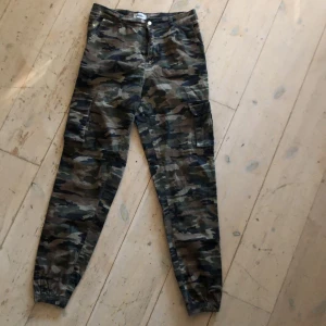 Byxor från madlady - Använda 3 gånger ungefär. Köpta för 500kr små i storlek och blir snygga med skärp till! Det är mycket stretch i de också.