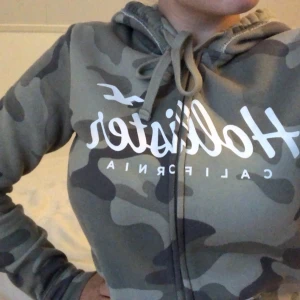 Hollister hoodie XS - Camouflage hollister hoodie i storlek XS, passar även S. Extremt lent material på utsida och insida. Knappt använd. 250kr! 💚🤎💚