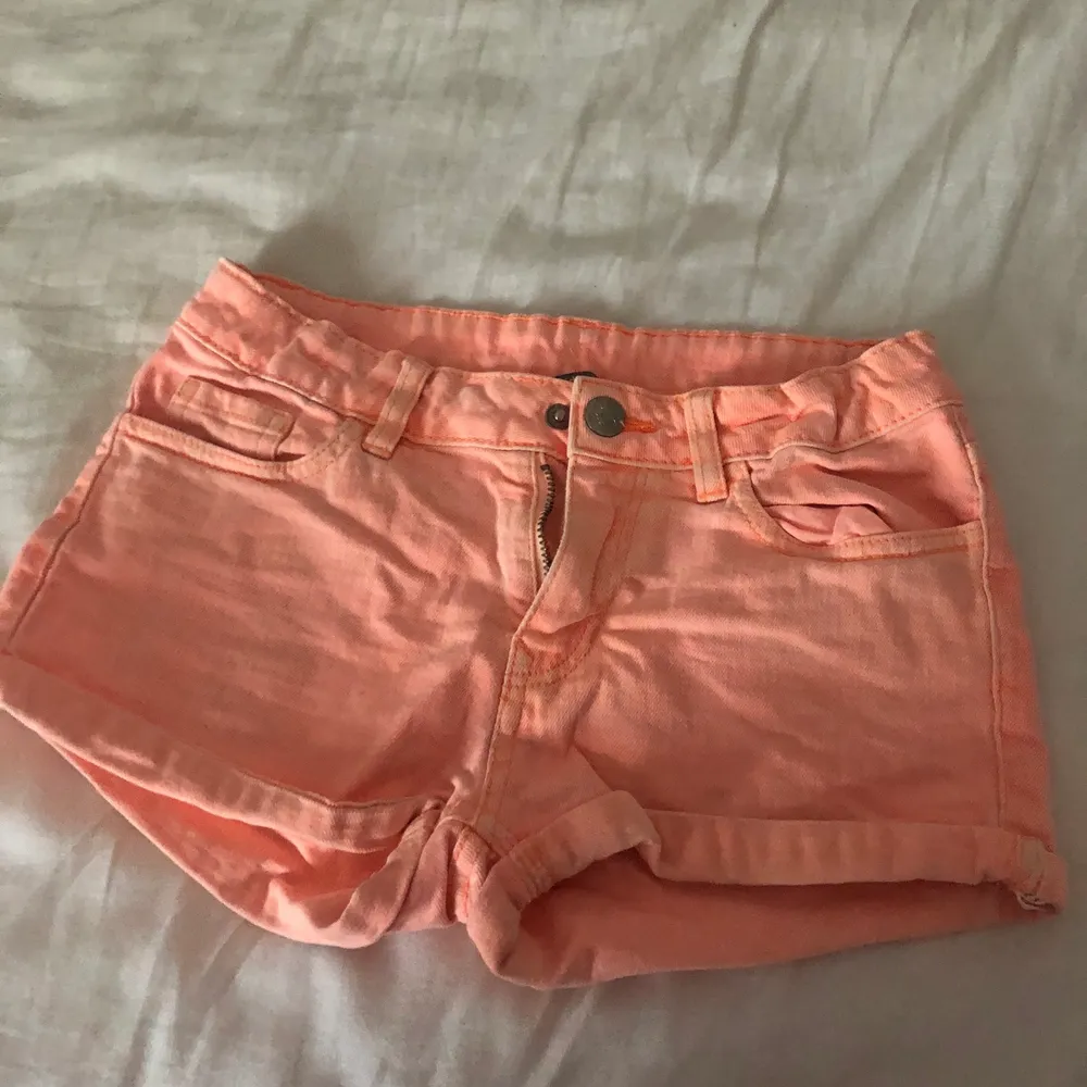 Orange/rosa shorts i bra kvalitet, samt är stretchiga från Lindex. Vid frågor är det bara att kontakta mig:) Köparen står för frakt . Shorts.