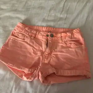 Orange/rosa shorts i bra kvalitet, samt är stretchiga från Lindex. Vid frågor är det bara att kontakta mig:) Köparen står för frakt 