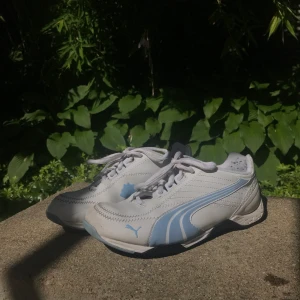 Puma Skor - Säljer mina coola pumaskor pga rensning inför flytt. Köpta second hand så använt skick och lite ingrott smuts i det vita, dock inga större slitningar. Frakt på 63kr tillkommer