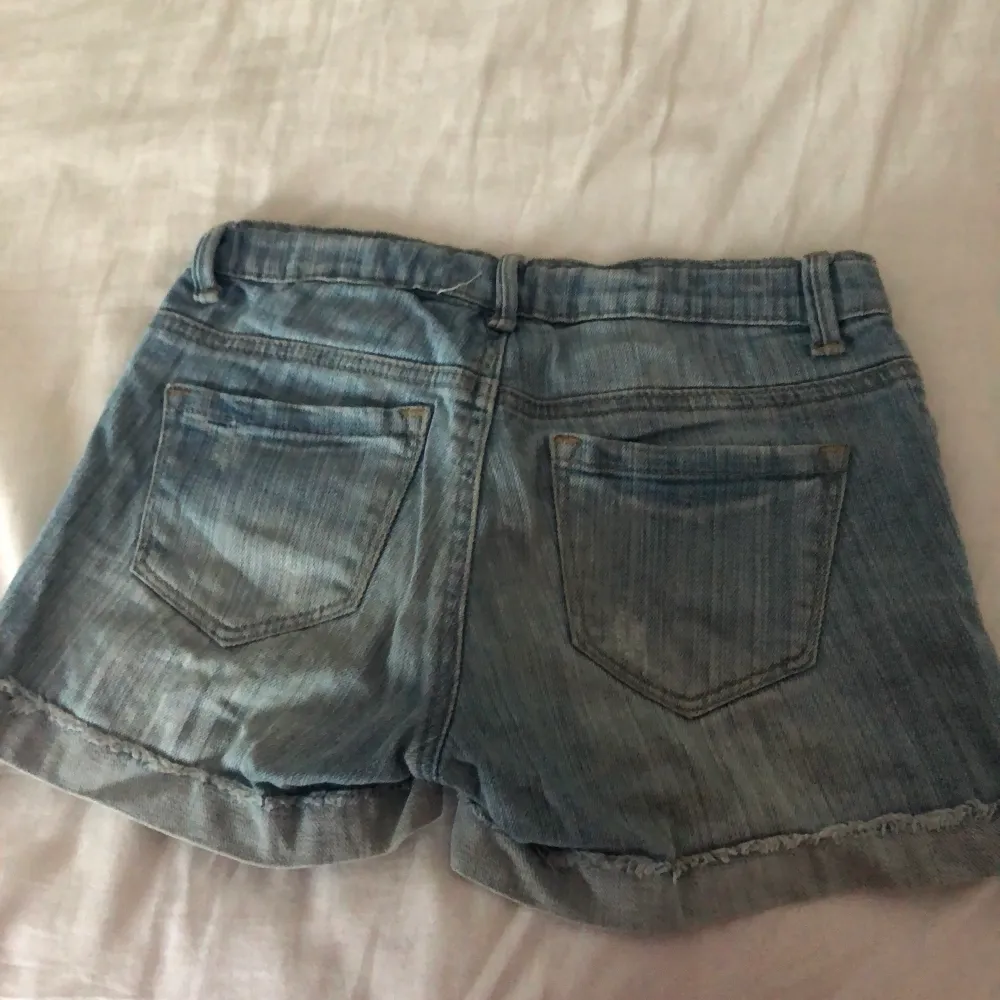 Supersköna och fräscha shorts från Cubus. Kontakta mig vid frågor:) Köparen står för frakt.. Shorts.