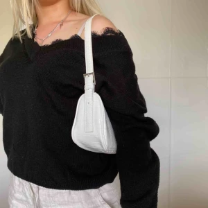  - Jätte fin tröja med spetsdetaljer runt!