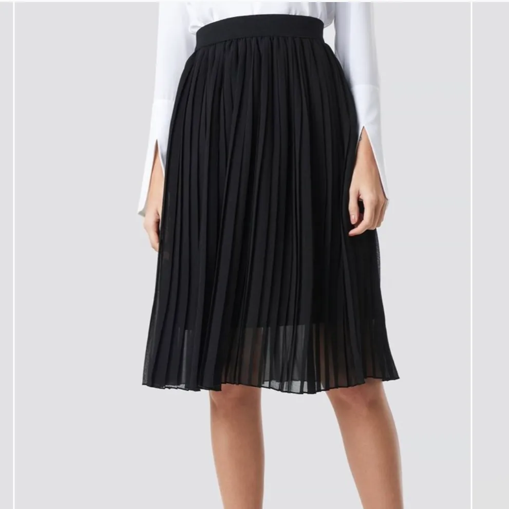 En svart jättefin plisserad kjol. Den har väldigt bra stretch och passar allt från en liten XS-M. Aldrig använd så man skulle kunna säga att den är ny. Ett vad plagg man måste ha. 💗. Kjolar.