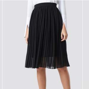 En svart jättefin plisserad kjol. Den har väldigt bra stretch och passar allt från en liten XS-M. Aldrig använd så man skulle kunna säga att den är ny. Ett vad plagg man måste ha. 💗