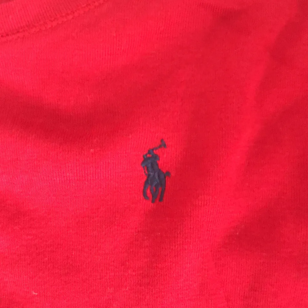En jättfin röd långärmad tröja ifrån polo Ralph Lauren. Skulle säga att den passar en xs-s. Använd Max 3 ggr. Tröjor & Koftor.
