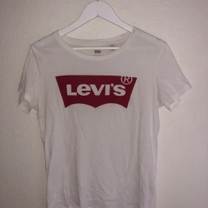Levis T-shirt - Vit Levis t-shirt. Använd ett fåtal gånger men är i princip i nyskick. Köparen står för frakt. Priset går att diskuteras! 