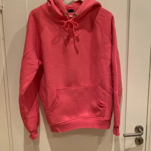 Populär BIKBOK hoddie  - Jättefin rosa hoddie i storlek S från BIKBOK. Jättefint skick. Säljer för 25 kr + frakt 