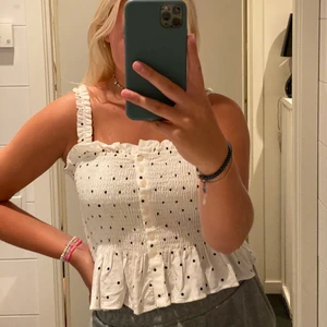 Linne - Säljer mitt supersöt vardags men även fest linne från H&M. Säljer pga får ingen användning av det. Använd ca 2 ggr, så i mycket bra skick. Den är i storlek 40 men skulle vilja påstå att den är liten k storleken, då jag är 38. Frakt tillkommer på 63 kr.