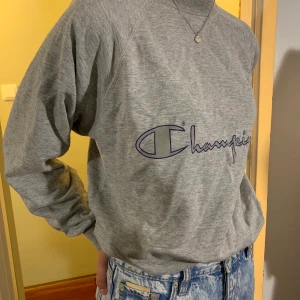 Vintage collagetröja  - Superfin oversize champion collagetröja i lite oversize, köpt secondhand i strl S💕 