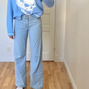 Jeans Junkyard - Poppis wideleg-jeans från Junkyard! Jeansen är så sköna men säljer då de inte kommer till användning längre. Frakt tillkommer (79kr)❣️ BUDA I KOMMENTARERNA då flera är intresserade!! avslutas 3 augusti kl. 18.00
