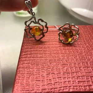 Örhängen + ring - Köpta för 2500, säljes för 1500kr då dom endast legat då jag ej haft användning av dom. Äkta bärnsten och äkta silver 