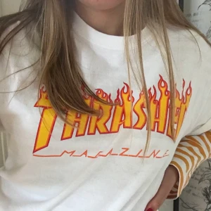 Vit Thrasher t-shirt - Ord. pris 549kr. Tröjan är i bra skick. Kan mötas upp i Göteborg eller postar jag den till dig.