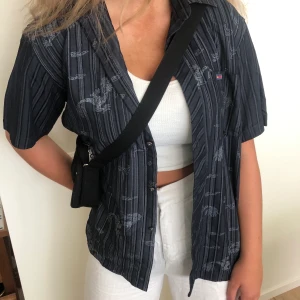 Skjorta  - Jättesnygg oversised skjorta som är köpt i London! Jätteskönt material! Säljer för 150kr + frakt!💞