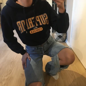 Cropped Hoodie - Säljer marinblå cropped hoodie från H&M i storlek XS med trycket ”Superior Since Forever” då den inte kommer till användning längre. Bara att höra av sig vid intresse eller frågor, pälsdjur finns i hemmet. Kan frakta och mötas upp. 