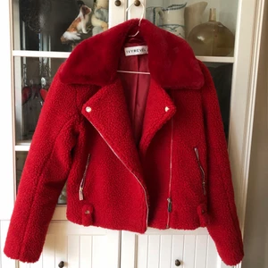 Ivy Revel jacka - Sista bilden är inte min! Supersnygg röd teddyjacka från Ivy Revel. Helt slutsåld och supermysig. Säljs pga flyttrensning. Använd ca 5 gånger och utan defekter så i nyskick. Säljs endast vid bra bud. Nypris: 1299kr. Buda från 500kr 🥰🥰