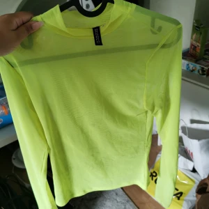 Neon grön blus - Köpt från Hm strl S/M