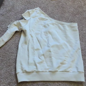 Nakd AFJ - oanvänd nakd afj tröja med hål på armarna