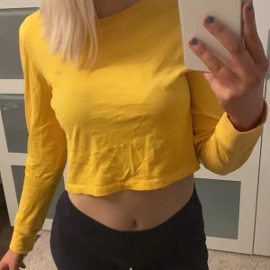 Lång ärmad tröja - Gul långärmad tröja från bikbok, tyvär aldrig använd då jag ej hittat något matcha den med, storlek xs men passar även s💛🌼