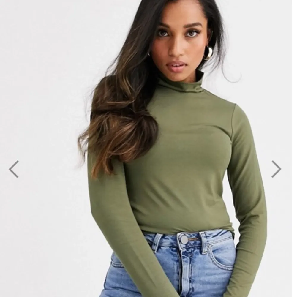 En helt OANVÄND (prislappen är kvar) långärmad topp från ASOS som är helt slutsåld på deras sida. Toppen är i petite passform så passar bra för personer som är 163cm. och under. Priset går att diskuteras!. Toppar.