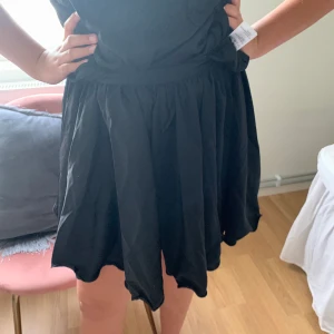 Svart kjol från NA-KD - Svart kjol från NA-KD, HELT NY MED PRISLAPP KVAR. Storlek 36. Ny pris 399, mitt pris 250 kr. Billigare vid snabb affär.