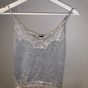 Linne med spets Strl S, bik bok - Linne med spets från bik bok strl S. Finns i örebro, går att posta 