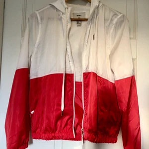 Fiske jacka  - Rosa och vit fiske jacka (det rosa ser lite rött ut i bilden) från Forever21. Endast testad. 