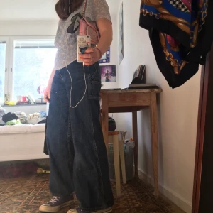 Brandy Melville jeans - Skitsnygga jeans från brandy Melville!! Favoriter men mst sälja och få plats i garderoben :/ fint skick utom några slitningar i sömmarna vid grenen(bild 3), men inget som märks!!