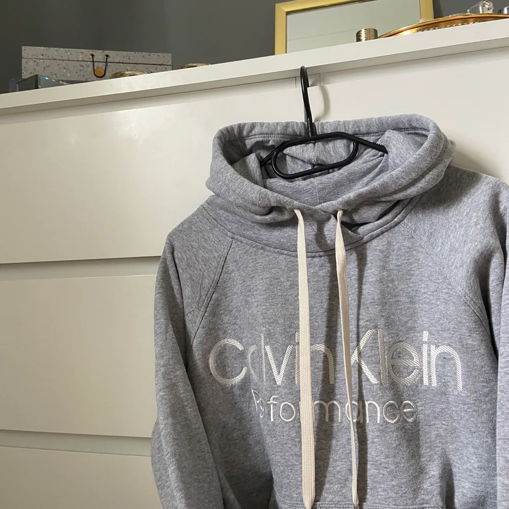 Säljer nu min skit snygga Calvin Klein hoodie då jag inte längre får användning av den. Nypris 1000kr säljes för 150 + 59kr (fraktkostnad) 💓. Hoodies.
