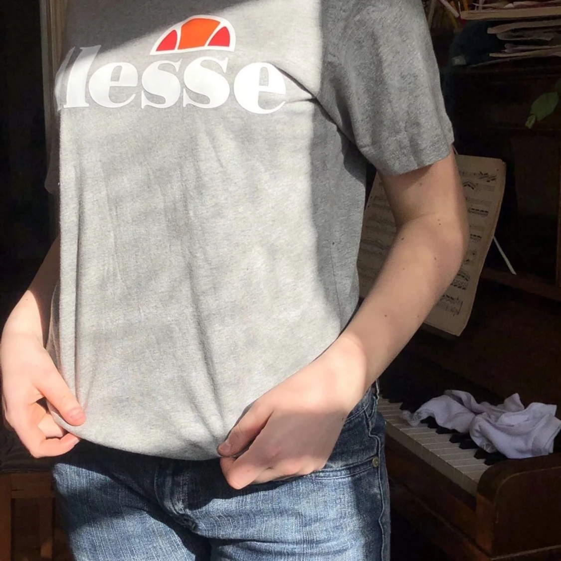 En grå ellese tröja 