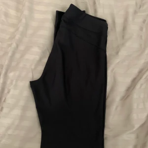 Under armour kompressions träningstights - Under armour kompressions träningstights i storlek M. Säljes då jag har så många andra. I superfint skick, kan inte se något fel på dem. 