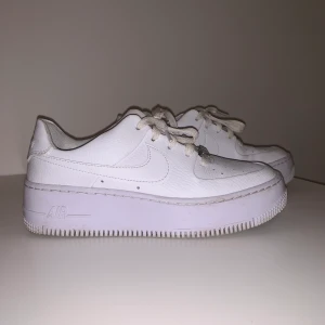 Nike airfors med hög sula - Knappt använda pga för små. Storlek 37,5 men sitter som 36,5/37. Nypris: 1200. Säljer för 700kr, frakt ingår. 