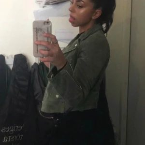 Grön mocka jacka  - Jättefin grön mocka jacka, bra skick