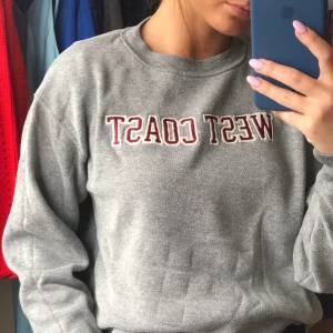 Collagetröja/sweatshirt - Collagetröja/sweatshirt i grått från Brandy Melville! Onesize (ovan sitter den på den XS/S)