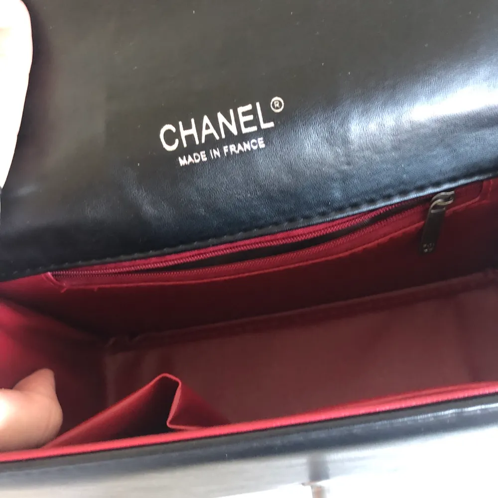 Fin kopia på denna klassiska Chanel-modell. Dock inte i äkta läder. I princip oanvänd och har inga synliga slitningar. Köparen står för frakt ☺️ vid fler intresserade gäller bud . Väskor.