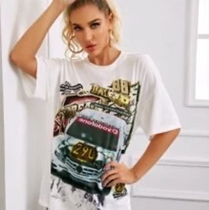 Oversized t-shirt - T-shirt i xs från shein. Den är väldigt stor i storlek skulle säga att den passar mer som M. Nyköpt inte använd. Köpare står för frakt?