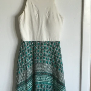 Mönstrad sommarklänning  - Storlek 34. I gott skick 