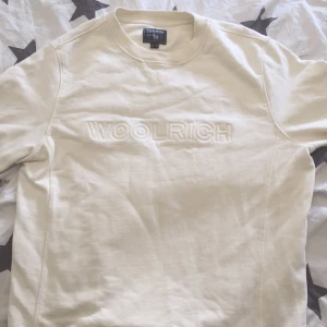 Woolrich sweatshirt - Woolrich sweatshirt storlek L sitter mer som en M, den är unisex och köpte den i london för 2800kr