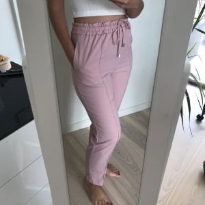 Byxor från ZARA stl XS - Byxorna är supersköna och har en jättesöt mudd runt midjan. Använda endast en gång. Storleken är XS men funkar även till en S. Frakt tillkommer. 