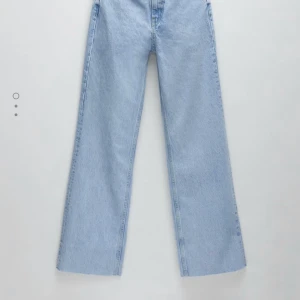 Populära zara jeans - Har både storlek 36 och 38 i dessa jeans. Slutsålda överallt. Bud från 250kr💞
