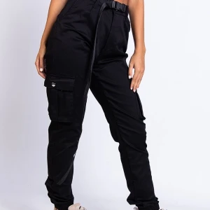 Svarta Cargobyxor - Supersnygga cargobyxor från madlady i strl xs. Passar xs/s. Priset kan diskuteras, använd fåtal gånger så i bra skick. Köptes för 300kr.