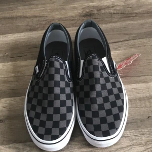 Vans skor - Ett par helt nya rutiga slip on vans skor, aldrig använda köparen står för frakt.
