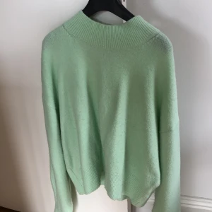 Stickad tröja - Stickad tröja från &other stories i storlek M!