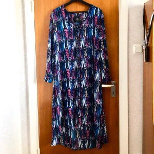 Kaftan - Kaftan med knappar hela vägen så kan användas både öppen och stängd. Sommarfavorit! I bra skick, hittar inget att anmärka på. Färgen stämmer bäst med tredje bilden 🌸 plus frakt