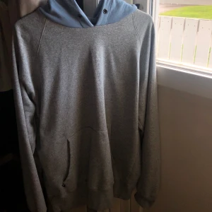 Hoodie - Hoodie med blå huva köpt på junkyard, aldrig använd!! Frakt kommer på 60kr ♡ 