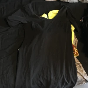 off sholder klänning - Gratis frakt! figursydd svart off sholder klänning med korta ärmar stl m väldigt stretchig så passa upp till L