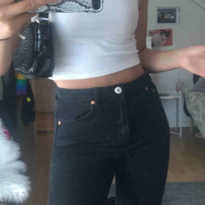  - Riktigt snygga momjeans aldrig använda tyvär för köpte för liten storlek. Köptes för 399kr o säljer dom nu för 95 för att bli av med lite försmå byxor💗 frakt tilkommer! Jag är 174cm
