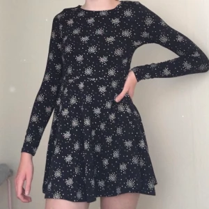 Mörkblå långärmad klänning 💙 - Klänning köpt på H&M för några år sen och sedan dess sparsamt använd, dvs i bra skick 💙 Säljer pga att den knappt används. Nypris: runt 100 kr. Frakt tillkommer. I barnstorlek 💙